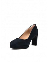 Décolleté nera in suede con punta tonda, piattaforma anteriore e tacco spesso. Texture liscia con dettagli minimi.