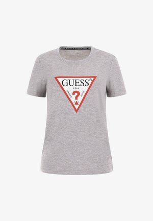 Hall hall t-särk lühikeste varrukatega on halli puuvilla värviga, millel on punane kolmnurga graafika, suur valge "GUESS" tekst ja keskel küsimärgi kujundus.