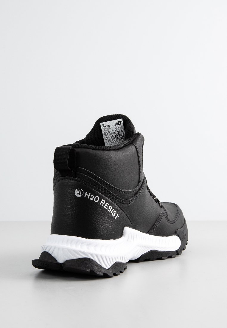 Botte de cheville noire imperméable avec une finition en cuir texturé, semelle blanche rembourrée, languette et étiquette "H2O RÉSIST" sur le côté.