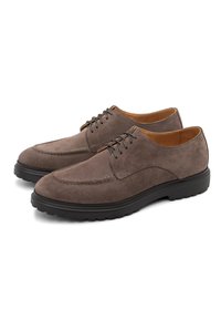 Pantofi din suede maro cu șiret, cu un profil jos și o suprafață texturată, având o talpă din cauciuc negru și detalii cusute subtile.