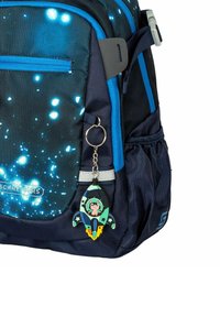 Mochila azul oscuro con estampado de galaxia, con acentos en azul neón y un llavero en forma de cohete. Bolsillo lateral de malla visible.