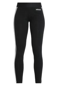 Czarne legginsy wykonane z elastycznego materiału, z wysokim stanem, dwoma białymi paskami po bokach oraz logo Adidas z przodu.