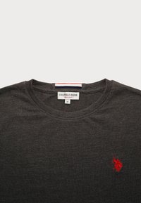 Czarny bawełniany t-shirt z okrągłym dekoltem, z małym haftowanym logo polo gracza w kolorze czerwonym oraz metką z napisem "U.S. Polo Assn."