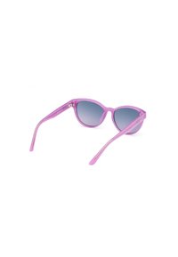 Lunettes de soleil en plastique violet avec un design œil de chat, verres gris dégradés et branches fines avec des accents en métal.