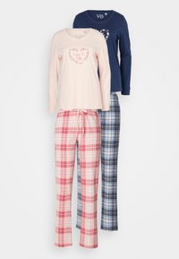 Sats med två pyjamaströjor med långa ärmar: en ljusrosa med blommönster och en mörkblå. Matchas med rutiga byxor, en röd/vit och en blå/svart.