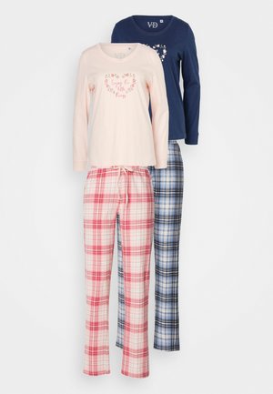 Ensemble de deux hauts de pyjama à manches longues : un rose clair avec un imprimé floral et un bleu foncé. Associé à des bas à carreaux, un rouge/blanc et un bleu/noir.