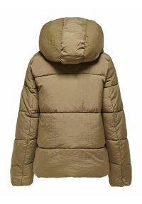 Olivově zelená péřová bunda s velkou kapucí, která má prošívané části, texturovaný povrch a rovné rukávy. Bez viditelných zapínání.