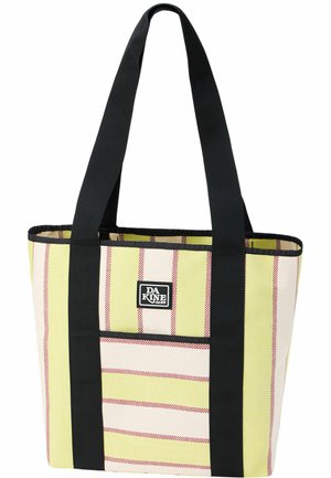 Bolsa tote de lona con rayas verticales amarillas y crema, asas negras y un bolsillo delantero con un parche con el logo "DA KINE".