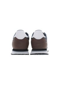 Męskie sneakersy z brązowym zamszowym obcasem, granatową cholewką i białymi skórzanymi akcentami. Posiadają teksturowaną podeszwę oraz kontrastowe czarne paski.