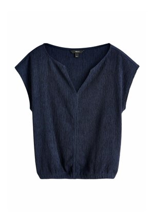 Tengerészkék rövid ujjú, texturált blúz V-nyakkal és gumírozott szegéllyel, fehér háttéren felülről fényképezve.