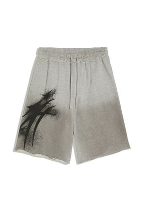Shorts gris clair longueur genou avec taille élastique et cordon de serrage, présentant un motif abstrait en peinture en spray noire sur la jambe gauche.