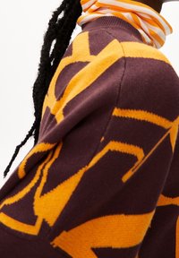 ARMEDANGELS Stickad tröja - dark brown