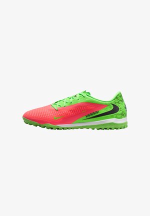 Jaskrawozielone i czerwone korki piłkarskie Nike z teksturowaną cholewką, czarnym logo Swoosh i formowaną gumową podeszwą do gry na sztucznej nawierzchni.