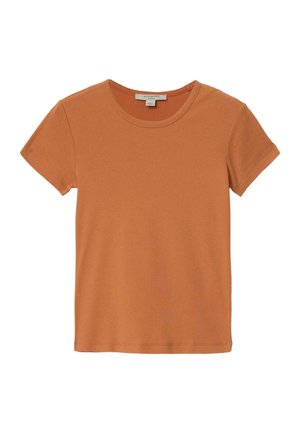 Kortærmet, rundhals, ensfarvet brændt orange T-shirt med lille mærkat bagpå.