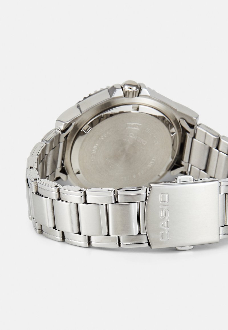 Casio Orologio Uomo Argento MTD-135D-7AVDF – Analogico, Bracciale Metallo, Resistente 50m, Data, Stile Sportivo E Elegante