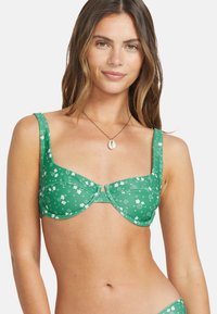 Grön bikinitopp med blommönster, breda axelband, underwire-stöd och detalj med mittknäppning. Har ribbad textur.