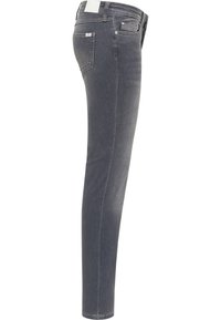 Jeans de mezclilla gris de corte ajustado con una textura suave, diseño estándar de cinco bolsillos y una etiqueta con el logo blanco en la cintura trasera.