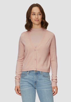 Lichtroze cardigan gemaakt van zacht gebreid materiaal, met een v-hals, knoopsluiting en lange mouwen, gecombineerd met vervaagde blauwe jeans.