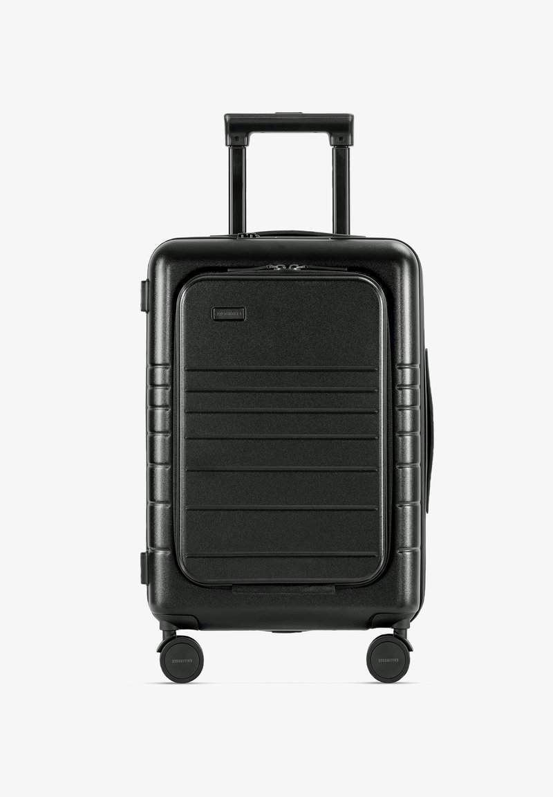Schwarzer Hartschalenkoffer mit einem ausziehbaren Griff, vier Rädern und einer strukturierten Front mit horizontalen Linien sowie einer Reißverschlusstasche.