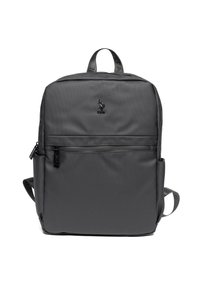 Czarny plecak nylonowy o fakturowanej powierzchni. Posiada dwa paski na ramiona, górny uchwyt oraz przednią kieszeń na zamek. Logo na przodzie.