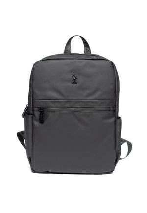 Czarny plecak nylonowy o fakturowanej powierzchni. Posiada dwa paski na ramiona, górny uchwyt oraz przednią kieszeń na zamek. Logo na przodzie.