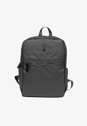 Czarny plecak nylonowy o fakturowanej powierzchni. Posiada dwa paski na ramiona, górny uchwyt oraz przednią kieszeń na zamek. Logo na przodzie.