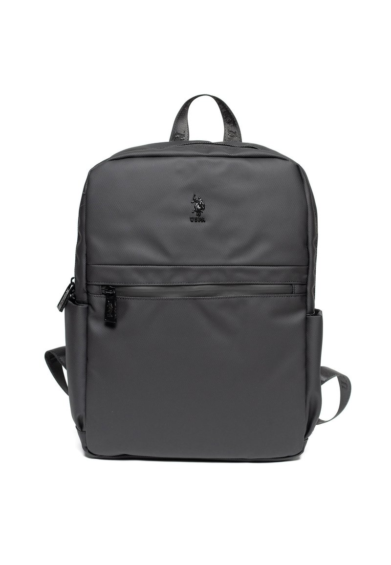 Czarny plecak nylonowy o fakturowanej powierzchni. Posiada dwa paski na ramiona, górny uchwyt oraz przednią kieszeń na zamek. Logo na przodzie.