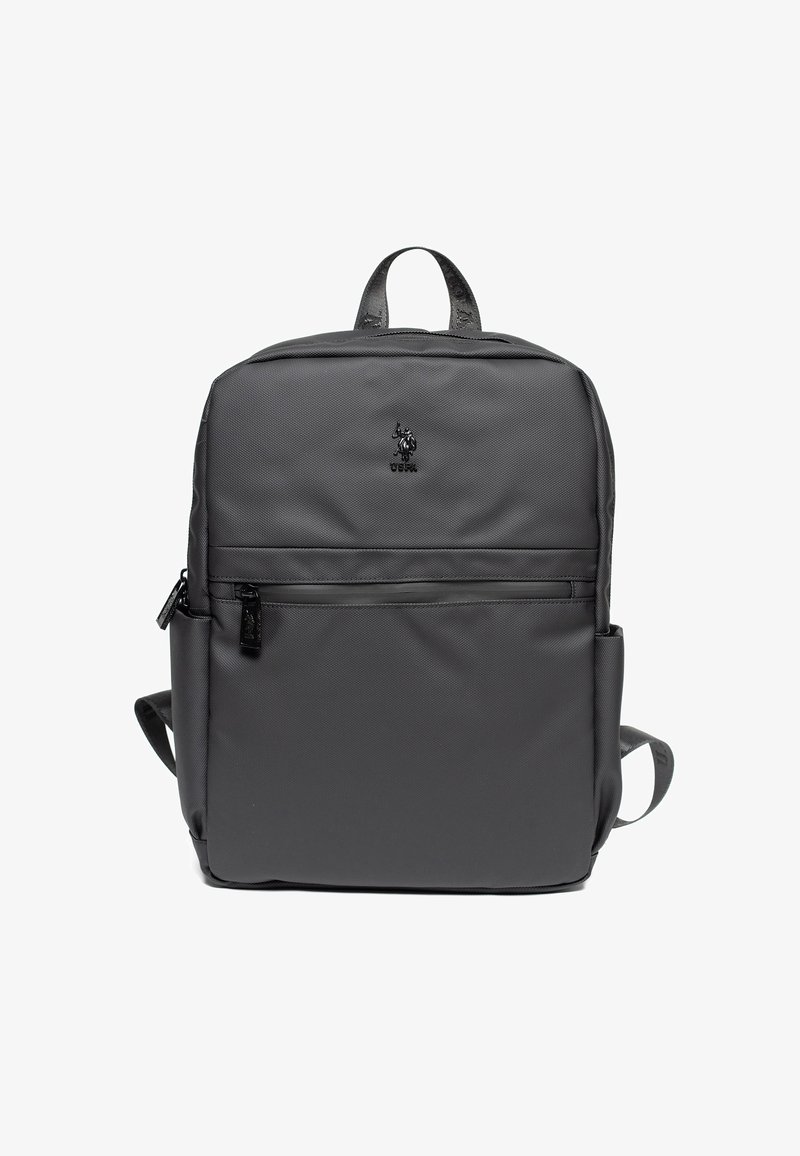 Czarny plecak nylonowy o fakturowanej powierzchni. Posiada dwa paski na ramiona, górny uchwyt oraz przednią kieszeń na zamek. Logo na przodzie.