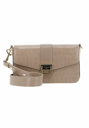 Sac à main en cuir beige avec texture crocodile, forme rectangulaire, fermeture à rabat magnétique, quincaillerie dorée et bandoulière réglable.