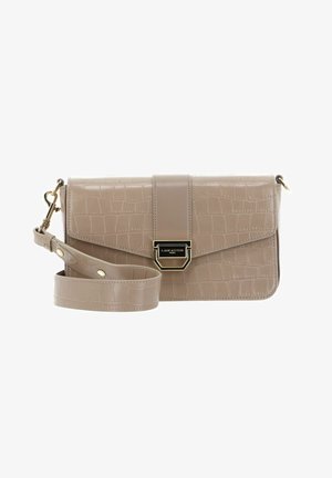 Borsa a tracolla in pelle beige con texture cocco, forma rettangolare, chiusura a patta magnetica, hardware dorato e tracolla regolabile.