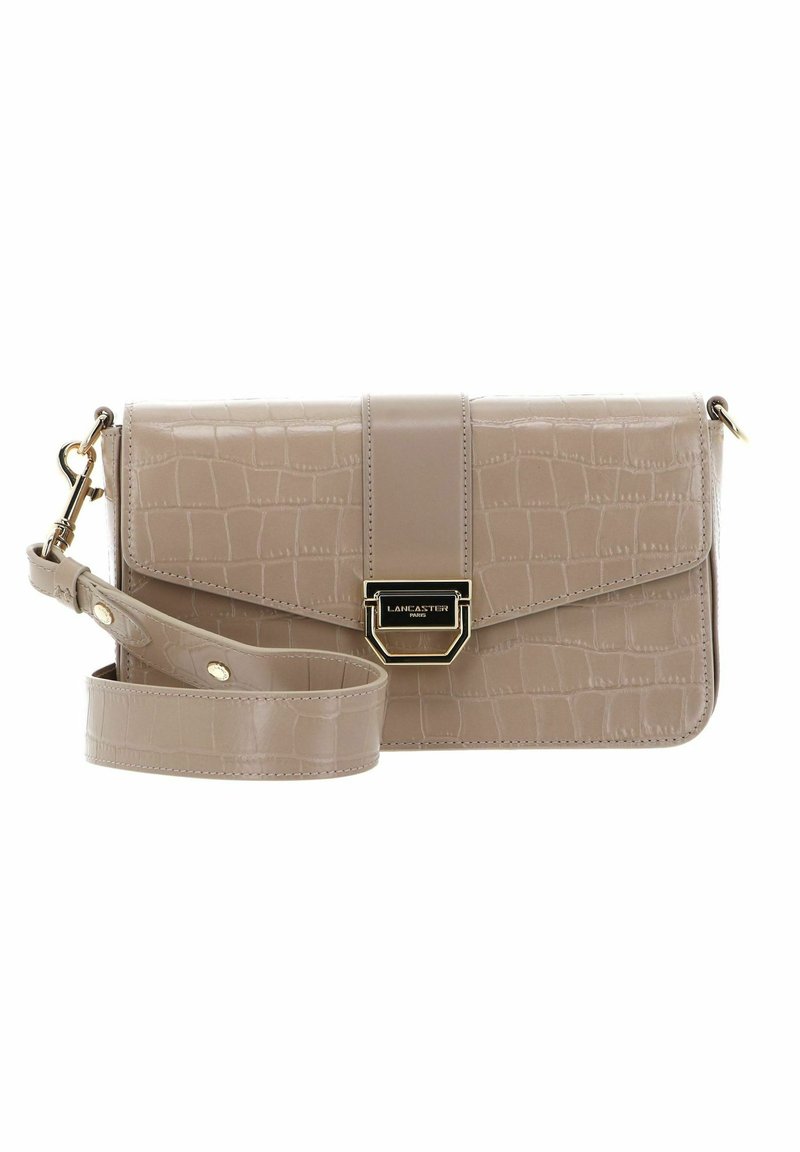 Borsa a tracolla in pelle beige con texture cocco, forma rettangolare, chiusura a patta magnetica, hardware dorato e tracolla regolabile.