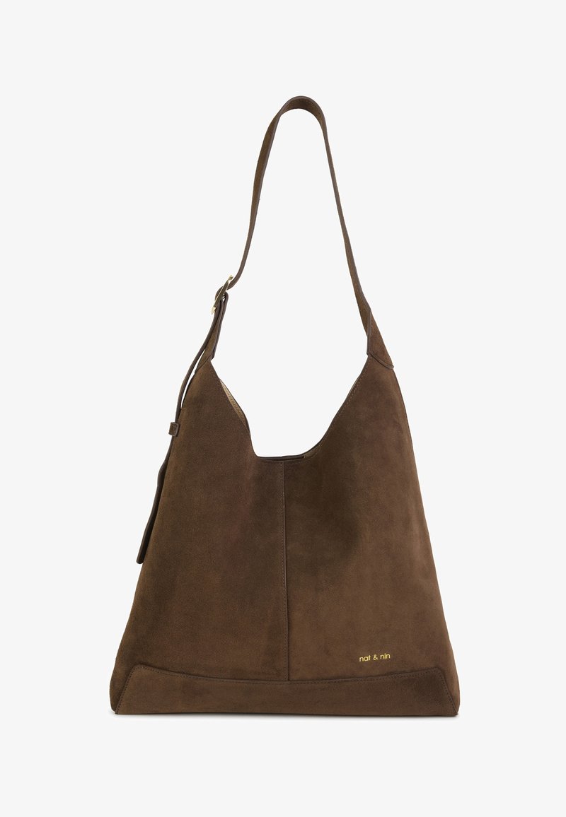 Braune Wildleder-Hobo-Tasche mit einem einzelnen Riemen, großem Öffnungsbereich und einem dezenten goldenen Logo an der Seite. Glatte Textur und schlichtes Design.