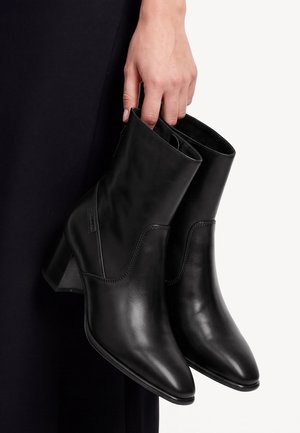 Tamaris, STIEFELETTE - Bottines - black leather
