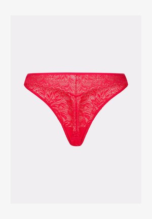Rote Spitzen-Bikini-Damenunterwäsche mit Blumenmuster, nahtlosen Kanten und durchsichtigem Stoff vor hellem, einfarbigem Hintergrund.