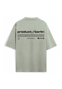 Ανοιχτό γκρι μπλουζάκι με μαύρο κείμενο "product of berlin" και λεπτομερή παράγραφο για την μάρκα στο κέντρο της πλάτης.