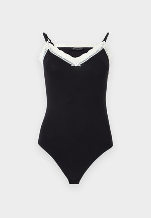 Body noir sans manches avec bordure en dentelle blanche à l'encolure et fines bretelles réglables sur fond blanc.
