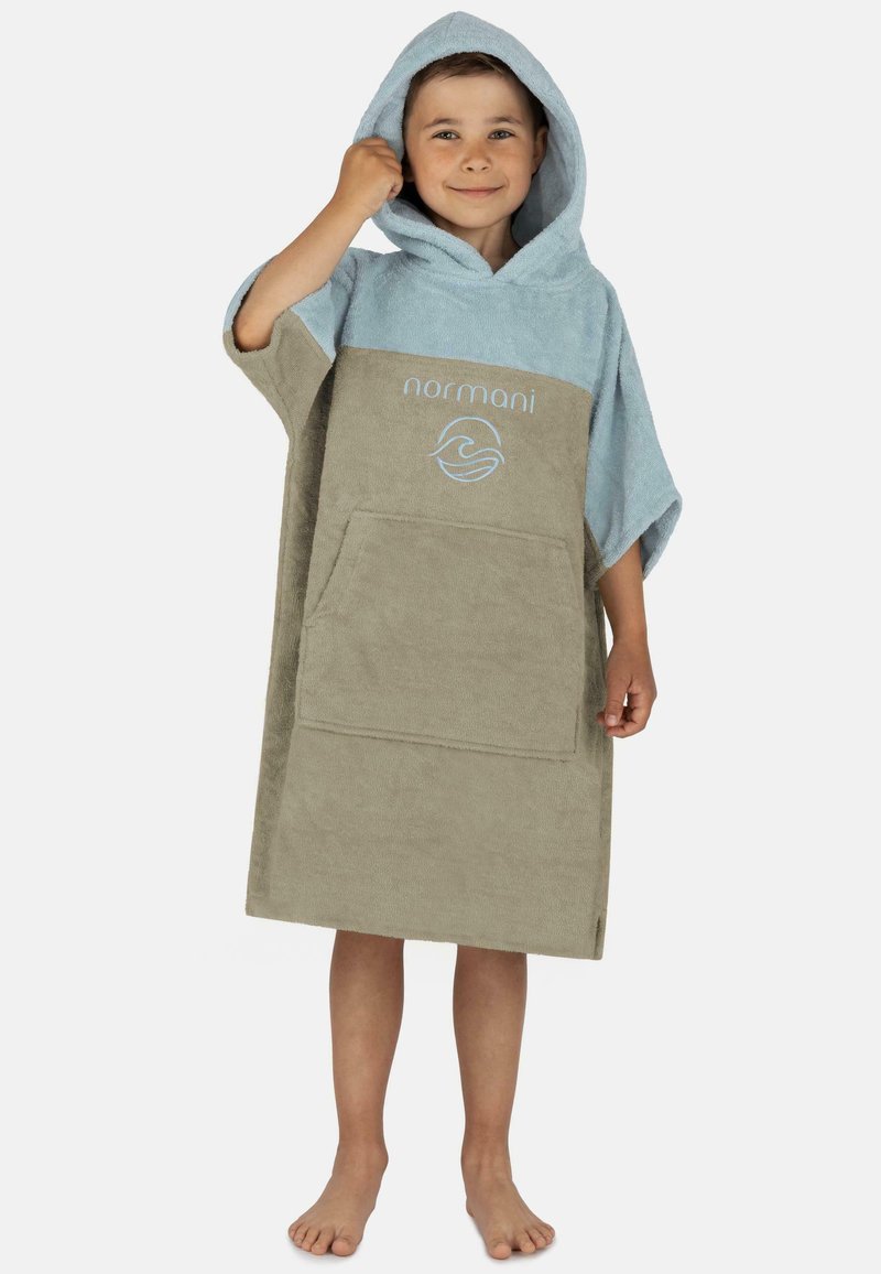 Kapuzenhandtuch-Poncho in Blau und Beige, aus weichem Frottee-Stoff. Mit einer Fronttasche und dem "normani"-Logo in hellblauer Stickerei.