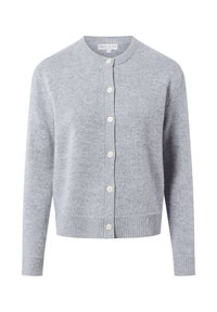 Lichtgrijze gebreide cardigan met een ronde halslijn, geribbelde zoom en manchetten, en zes witte knopen langs de voorkant. Zachte textuur en klassiek ontwerp.