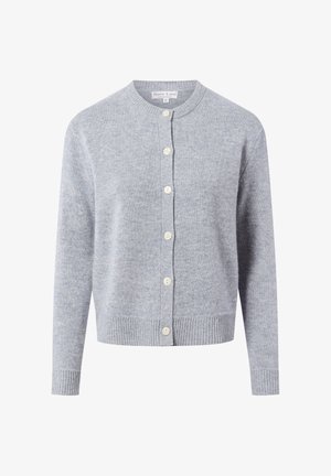 Cardigan en maille gris clair avec un col rond, un ourlet et des poignets côtelés, et six boutons blancs sur le devant. Texture douce et design classique.