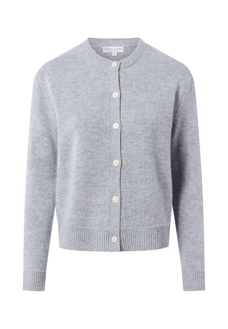 Lichtgrijze gebreide cardigan met een ronde halslijn, geribbelde zoom en manchetten, en zes witte knopen langs de voorkant. Zachte textuur en klassiek ontwerp.