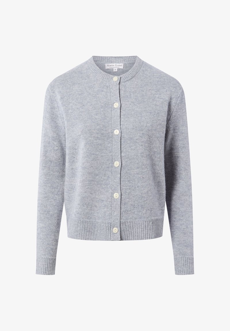 Lichtgrijze gebreide cardigan met een ronde halslijn, geribbelde zoom en manchetten, en zes witte knopen langs de voorkant. Zachte textuur en klassiek ontwerp.