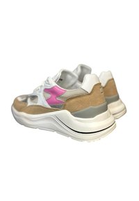 Sneakers med en hvid mesh og en tan suede overdel, med en pink accent, grå mellemsål og struktureret gummisul.