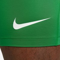 Pantaloni sportivi verdi realizzati in tessuto elasticizzato, con un grande logo Nike bianco sul lato sinistro e una texture liscia con cintura elastica.