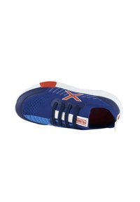 Zapatilla deportiva azul con parte superior de malla, diseño texturizado, acentos en blanco y rojo, y suela de goma. Presenta tres ojetes y un cuello acolchado.