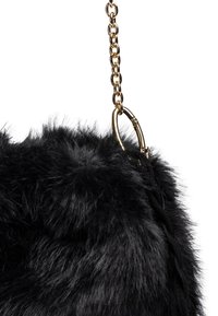 Borsa a tracolla in pelliccia sintetica nera con una catena dorata, caratterizzata da una texture intrecciata e una forma arrotondata. Nota per il suo aspetto morbido e soffice.