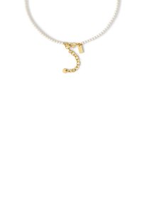 Guldkæde med perlestreng. Har et kursiv bogstav "J" charm og et rektangulært vedhæng. Glat overflade, elegant design.