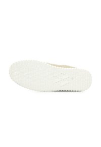 Suola di scarpa in gomma bianca con superficie testurizzata. Presenta un design minimalista e un logo impresso sul tallone.