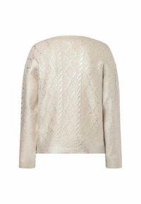 Heller beiger Pullover mit einem strukturierten Rauten-Zopfmuster und einem leicht schimmernden Finish, ausgestattet mit langen Ärmeln und einem runden Ausschnitt.