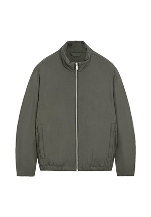 Giacca verde oliva con cerniera, collo alto, orlo elastico e due tasche frontali a filetto, mostrata distesa su sfondo bianco.