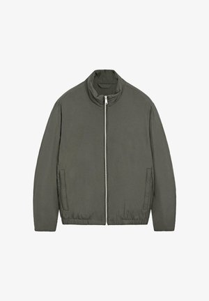 Olivgrüne Reißverschlussjacke mit Stehkragen, elastischem Saum und zwei vorderen Paspeltaschen, flach auf weißem Hintergrund präsentiert.